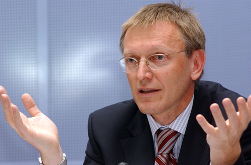 Forschungskommissar Janez Potocnik während seines Besuchs in Cadarache: «Ich bin optimistisch, dass Iter uns auf dem Weg zu sicherer, sauberer Energie im Überfluss weiter voranbringen wird.»