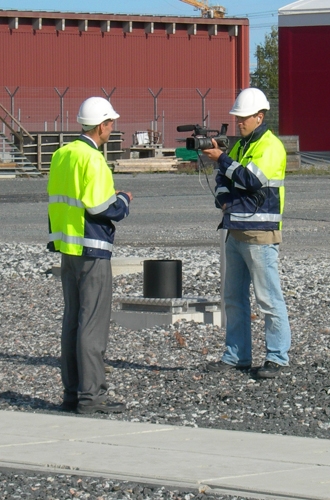 Information vor Ort: Martin Landtman auf der Baustelle von Olkiluoto-3 beim Interview mit einem Schweizer TV-Journalisten.