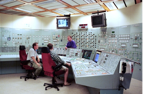 Das Kernkraftwerk Oskarshamn-2, wo keine Änderungen an der Notstromversorgung nötig waren, ist nach der vorsorglichen Abschaltung wieder am Netz (im Bild der Kontrollraum).