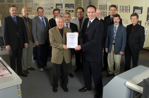Erfolgreiche Qualitätsprüfung im Kernkraftwerk Mühleberg: Hanspeter Graf, Leitender Auditor SQS (links), übergibt Kernkraftwerksleiter Patrick Miazza das Zertifikat.