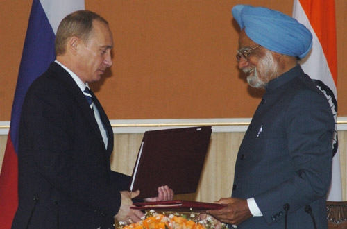 Wladimir Putin, der russische Präsident, und Manmohan Singh, der indische Premierminister tauschen die unterzeichneten Abkommen aus.