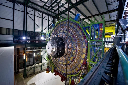 Die 15. und letzte Scheibe der gigantischen Endkappe des Teilchendetektors Compact Muon Solenoid (CMS) ist in die unterirdische Kaverne des Cern hinuntergelassen und montiert worden.