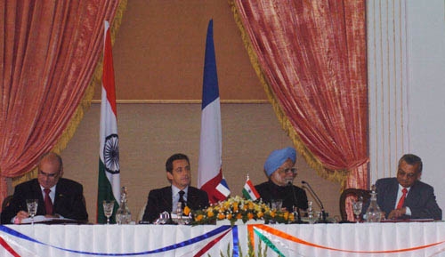 Anil Kadodkar (DAE) und Alain Bugat (CEA) unterzeichnen das Forschungsabkommen im Beisein des französischen Staatspräsidenten Nicolas Sarkozy und des indischen Premierministers Manmohan Singh.