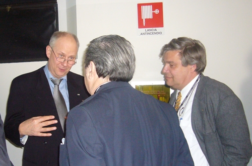 Anders Jörle (links) im Gespräch mit Konferenzteilnehmern (rechts Michael Schorer vom Nuklearforum Schweiz).