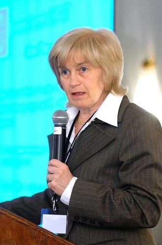Ute Blohm-Hieber présente les trois initiatives actuelles de l'Union européenne en matière d'énergie nucléaire.