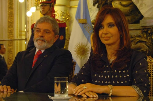 Der brasilianische Präsident Luiz Inácio Lula Da Silva und die argentinische Präsidentin Cristina Kirchner unterzeichneten ein Abkommen zur friedlichen Nutzung der Kernenergie.