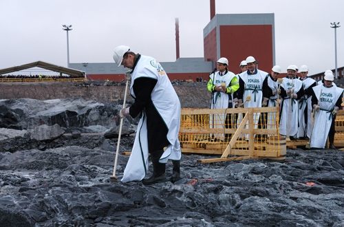 Das finnische Kernkraftwerk Olkiluoto-3, bei welchem nach alter finnischer Tradition im Dezember 2004 der tiefste Punkt der Baugrube geteert wurde, kann definitiv gebaut werden.