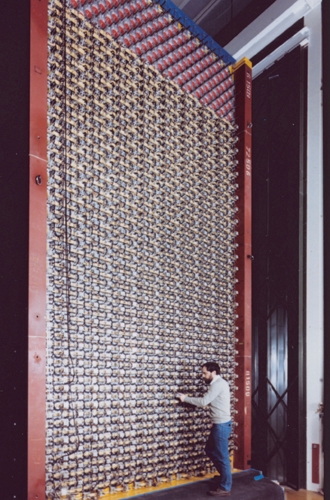 De 1997 à 2001, on a cherché des oscillations de neutrinos à l&#39;aide du calorimètre Karmen, de 56 tonnes, du Centre de recherche de Karlsruhe. Les résultats obtenus ont été confirmés en avril 2007 par l&#39;expérience MiniBooNe au Fermilab.