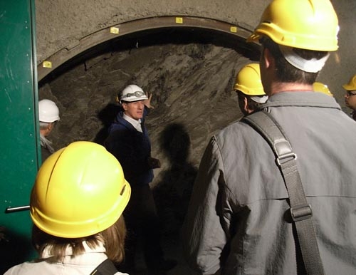 «Bei Wasserzutritt quellen Tonminerale und dichten Risse ab.» Paul Bosshart, Direktor Mont-Terri-Projekt der swisstopo, klärt die Journalisten im Mont Terri-Stollen über die Eigenschaften des Opalinustons auf.