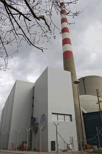 Le nouveau bâtiment de stockage de combustible aménagé près de la cheminée de ventilation dans la partie nord-ouest de l&#39;aire de la centrale.