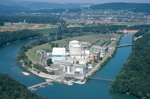 Kraftwerkspläne: Anstelle der Schaltanlage (vorne im Bild) ist Beznau-3 vorgesehen. Oben rechts steht das über 100-jährige Wasserkraftwerk, das erneuert werden soll.