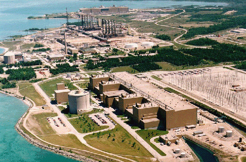 Les centrales nucléaires de Bruce 1 à 4 (en arrière-plan) et Bruce 5 à 8 (au premier plan) exploitées par Bruce Power avec, entre les deux, une usine de fabrication d&#39;eau lourde désaffectée, au Lac Huron, Ontario, Canada.