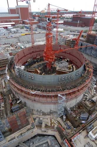Verzögerter Baufortschritt: Das Reaktorgebäude von Olkiluoto-3 hat inzwischen eine Höhe von 12 m erreicht (Stand 18. August 2007). Die mehrwandige Sicherheitshülle besteht aus einer Stahlauskleidung, die von einer doppelten Betonschale umgeben ist.