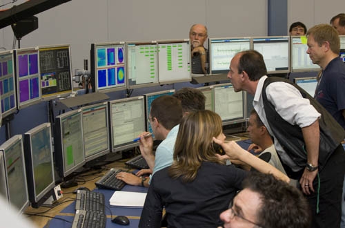 Inbetriebnahme des LHC: gebannte Blicke auf die Bildschirme.
