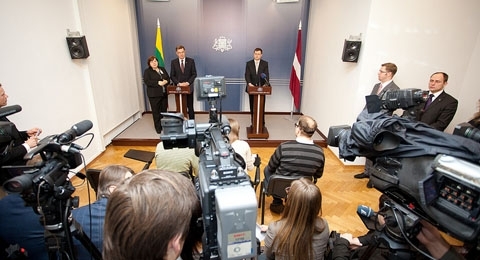 Der litauische Ministerpräsident Algirdas Butkevicius (links) traf sich seinem lettischen Amtskollegen Valdis Dombrovskis, um unter anderem Fragen zum Kernkraftwerksprojekt Visaginas zu erörtern.