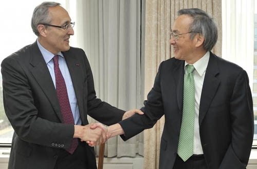 Bernard Bigot, Administrateur Général des CEA (links), und Steven Chu, amerikanischer Energieminister, haben am 19. Juni 2012 ein Kooperationsabkommen zur Förderung der Forschung und Entwicklung unterzeichnet.