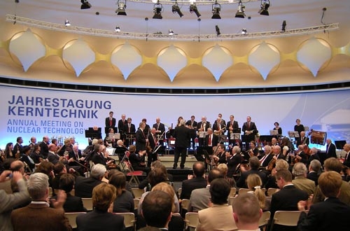 Harmonie lors de la session annuelle du Forum nucléaire allemand: un tonnerre d’applaudissements pour les bons morceaux musicaux servis par la «Camerata Nucleare», l’orchestre symphonique du secteur économique nucléaire allemand, sous la direction de Jaroslav Opela.