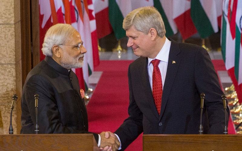 Narendra Modi und Stephen Harper beglückwünschen sich nach der gemeinsamen Medienkonferenz zum Abschluss mehrerer Handelsverträge.