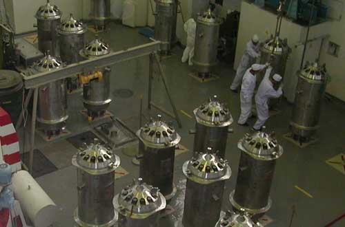 Die mit abgebrannten Brennelementen beladenen TUK-19-Behälter warten im kasachischen Institut für Nuklearphysik auf den Abtransport nach Russland.