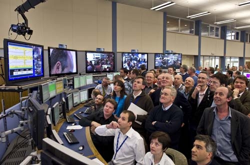 Regards tendus braqués sur les écrans de la salle de contrôle du CERN.