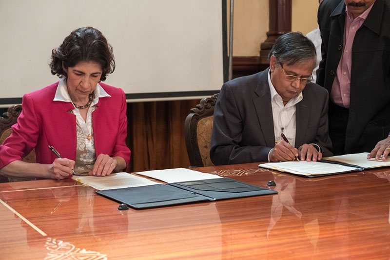Fabiola Gianotti et Sekhar Basu lors de la signature de l’accord de l’accord en novembre 2016, à Genève.