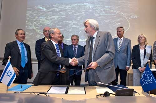Aharon Leshno-Yaar, représentant permanent d&#39;Israël auprès des Nations Unies, et Rolf Heuer, directeur général du CERN, échangent les documents officiels qui portent leur signature.