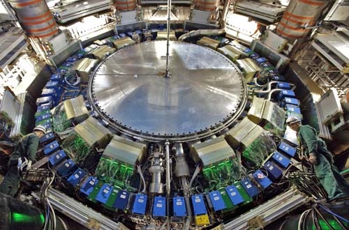 Des ingénieurs travaillent dans la caverne expérimentale d&#39;ATLAS durant l&#39;arrêt technique planifié du LHC, en janvier 2011.