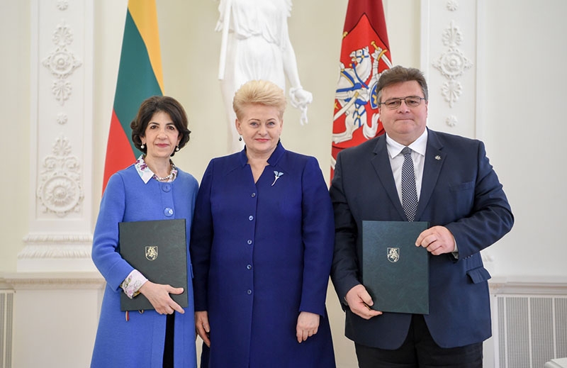 Fabiola Gianotti, Dalia Grybauskaite und Linas Linkevicius (v.l.n.r.) nach der Unterzeichnung des Abkommens, das Litauen zum assoziiertes Mitglied des Cern zulässt.