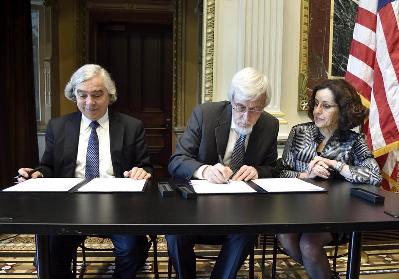 Energieminister Ernest Moniz, Cern-Generaldirektor Rolf Heuer und die Direktorin der National Science Foundation, France A. Cordova, unterzeichnen die USA-Cern-Vereinbarung im Weissen Haus.