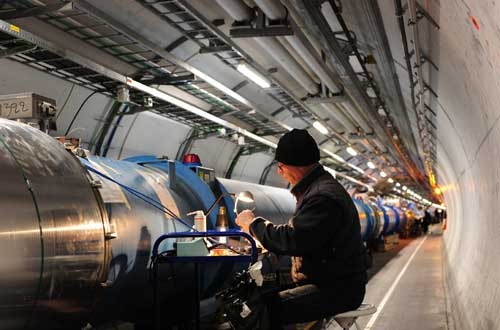 Die Arbeiten am neuen Quench Protection System im LHC-Tunnel sind fast abgeschlossen.