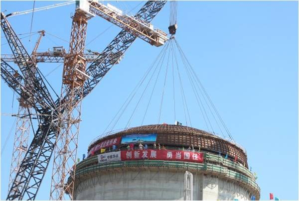 Am 2. Januar 2014 wurde mithilfe eines Schwerlastkrans die Kuppel des Metallcontainments von Chashma-4 in Pakistan gesetzt.