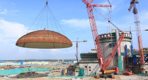 Die Reaktorkuppel von Changjiang-2 wird vom Boden abgehoben.