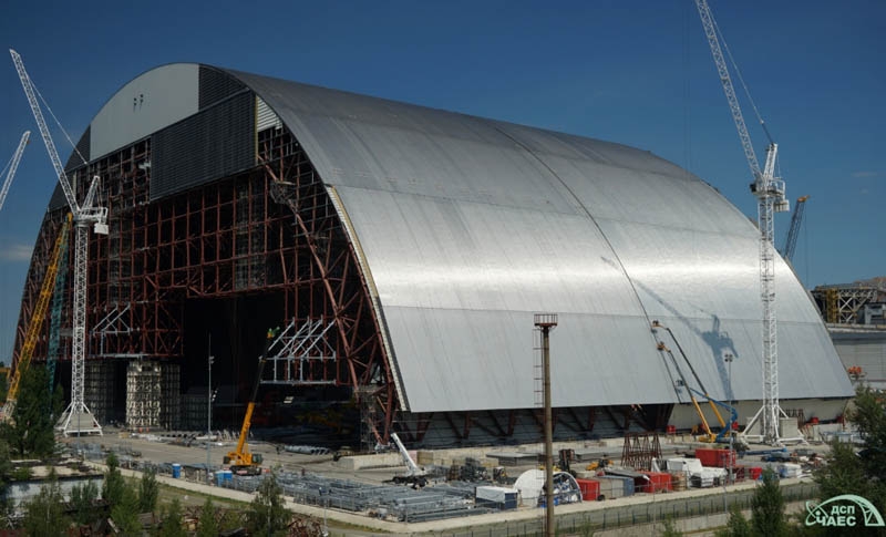 Les deux constructions en cerceau du nouveau confinement de sûreté de Tchernobyl 4 sont désormais réunies.