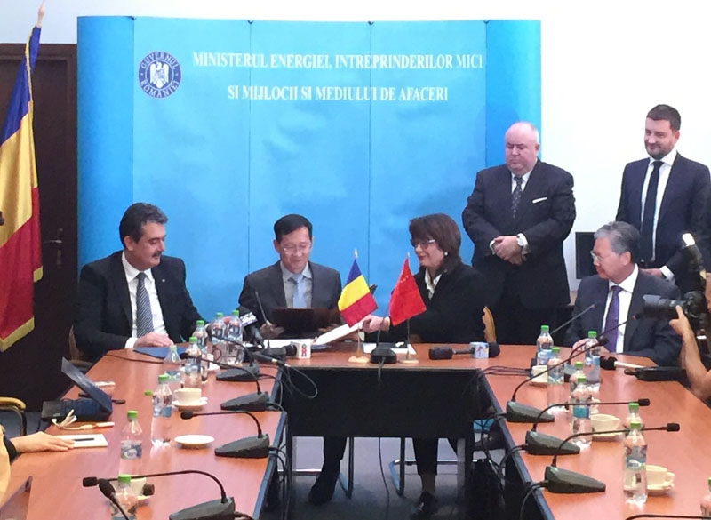 Zhang Qibo, General Manager der CGN Romania Nuclear Power Company, und Daniela Lulache, CEO der SNN, unterzeichnen die Absichtserklärung zur Fertigstellung von Cernavoda-3 und -4.