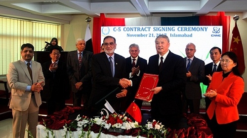 PAEC-Vorsitzende Muhammad Naem und CNNC-Vorsitzende Wang Shoujun tauschen die unterzeichnete Vereinbarung aus.