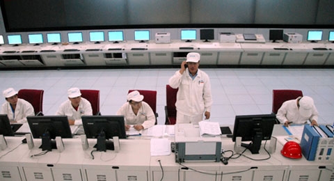 Arbeiter im Kontrollraum der Urananreicherungsanlage des Lanzhou Nuclear Fuel Complex.
