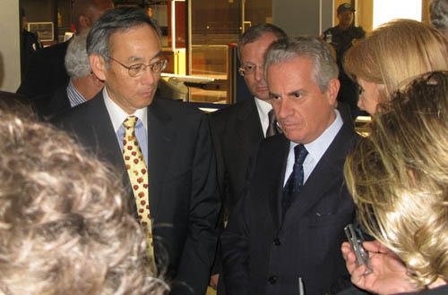 Après la signature de deux accords nucléaires, Steven Chu (à gauche) et Claudio Scajola répondent aux questions des médias.