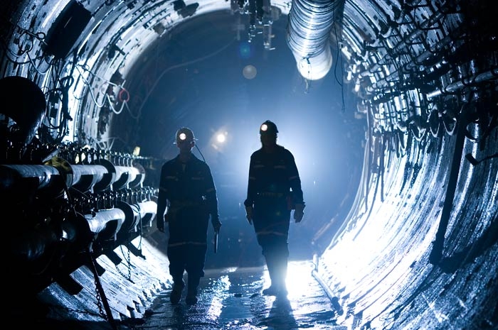 Un des plus grands gisements d’uranium connus au monde se situe dans le bassin canadien de l’Athabasca, à proximité de Cigar Lake, dans un gite de minerai situé à une profondeur de 450 mètres environ. L’exploitant Cameco souhaite commencer la construction souterraine en 2013.