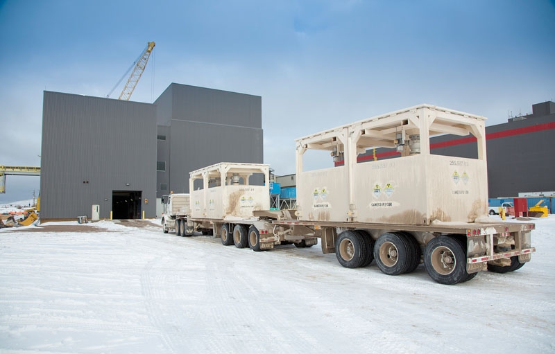 Un transport de minerai de la mine de Cigar Lake arrive à l’usine d’uranium de McClean Lake, dans le nord du Saskatchewan.