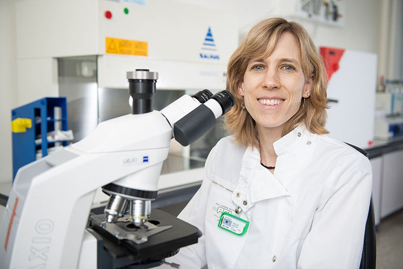 Cristina Müller, pharmacienne, étudie une possibilité d’améliorer encore l’effet des nucléides radioactifs directement dans le noyau cellulaire.