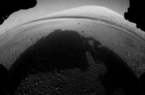 Eines der ersten Bilder von Curiosity. Die Aufnahme wurde von einer der Kameras an der Unterseite des Fahrzeuges gemacht. Hochaufgelöste, farbige Aufnahmen werden in einigen Tagen erwartet, sobald der Rover seinen Mast mit weiteren Kameras ausgefahren hat.