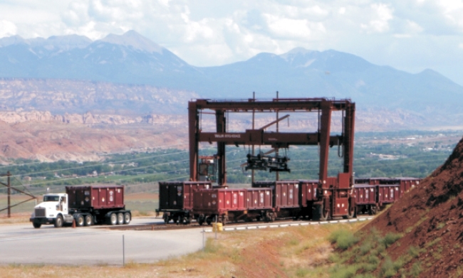 Die mit Tailings gefüllten Metallcontainer werden bei der Moab-Mine mit einem Kran auf die Züge verladen.