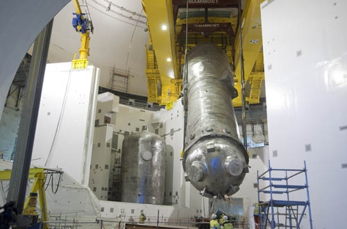 Début décembre 2010, le troisième générateur de vapeur a été installé dans le bâtiment réacteur d&#39;Olkiluoto 3.