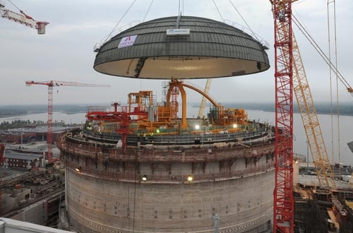 Olkiluoto-3: Die Kuppel der Sicherheitshüllen-Auskleidung wurde am 6. September 2009 auf das Reaktorgebäude gesetzt.