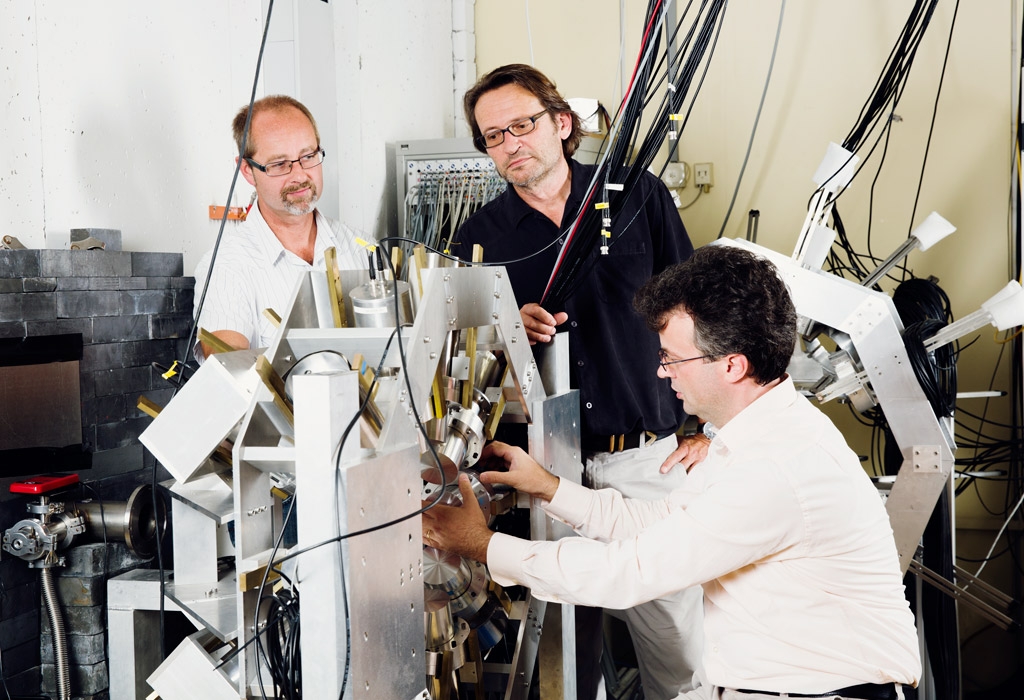 Prof. Norbert Pietralla, Prof. Thomas Aumann und PD Dr. Heiko Scheit (von links) am sogenannten GALATEA array zur Messung von Gammastrahlung.