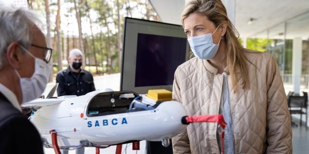 Belgiens Innenministerin Annelies Verlinden lässt sich die neue Drohnentechnologie zeigen. In ihrer Anwesenheit wurde die neue Technologie zur Strahlungsüberwachung der Sabca an der Drohne angebracht.