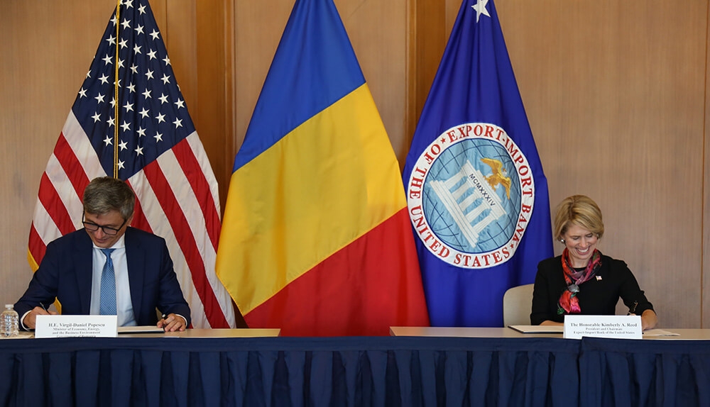 Virgil-Daniel Popescu, Wirtschafts- und Energieminister Rumäniens, und Kimberly A. Reed, EXIM-Präsidentin, unterzeichnen die Absichtserklärung zur Verbesserung der Handelsbeziehungen am EXIM-Hauptsitz in Washington, D.C.