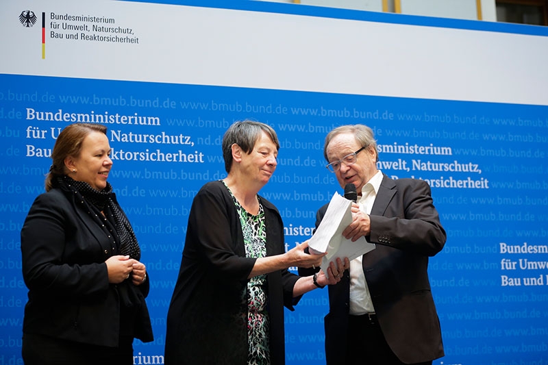La ministre fédérale allemande Barbara Hendricks (au centre) prend un exemplaire du rapport final de la commission «dépôt final» au nom du gouvernement allemand.
