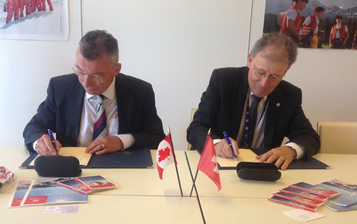 Mit der Unterzeichnung des Abkommens durch Ensi-Direktor Hans Wanner und CNSC-Präsident Michael Binder (rechts) setzt die Schweizer Nuklearaufsichtsbehörde die Strategie für internationale Zusammenarbeit weiter um.