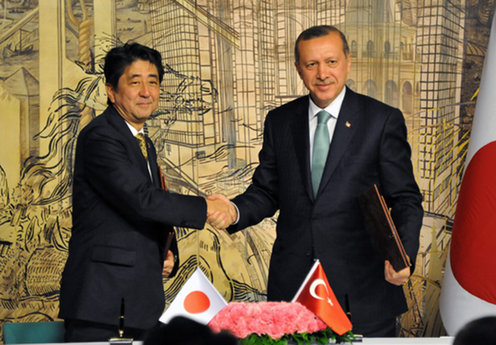 Premierminister Shinzo Abe und sein Amtskollege Recep Tayyip Erdogan besiegeln am 29. Oktober 2013 in Istanbul die Zusammenarbeit zum Bau des zweiten Kernkraftwerks in der Türkei.